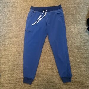 Figs Zamora jogger and top both size M. Selling as a set.
